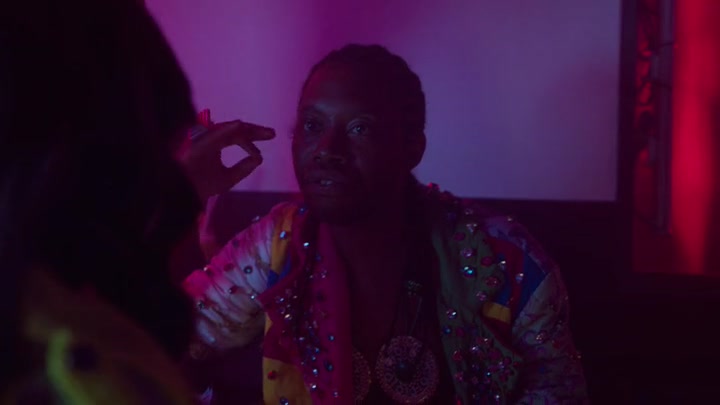 Emily_in_Paris_S02E10_WEBRip_x264-ION10_0587.jpg