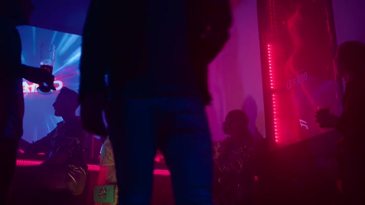 Emily_in_Paris_S02E10_WEBRip_x264-ION10_0591.jpg