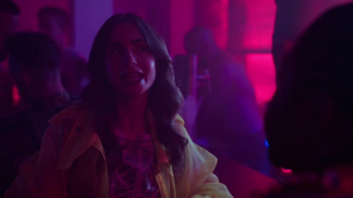 Emily_in_Paris_S02E10_WEBRip_x264-ION10_0605.jpg