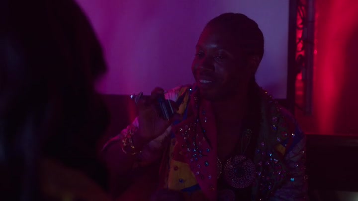 Emily_in_Paris_S02E10_WEBRip_x264-ION10_0607.jpg