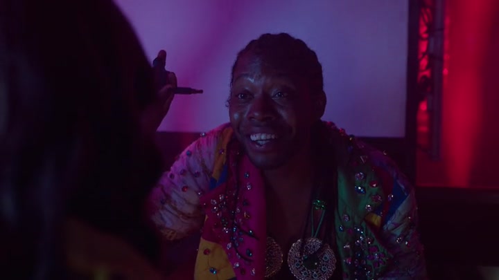 Emily_in_Paris_S02E10_WEBRip_x264-ION10_0613.jpg
