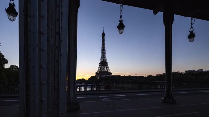 Emily_in_Paris_S02E10_WEBRip_x264-ION10_0627.jpg