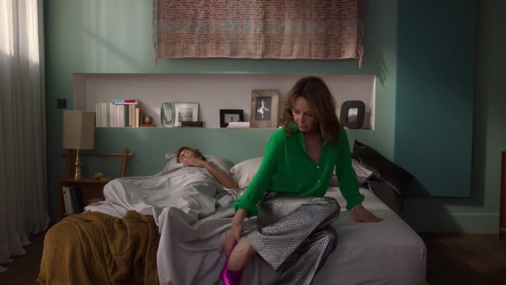 Emily_in_Paris_S02E10_WEBRip_x264-ION10_0632.jpg
