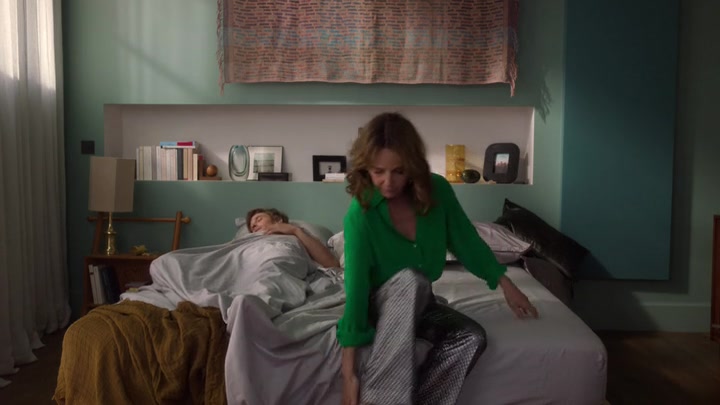 Emily_in_Paris_S02E10_WEBRip_x264-ION10_0633.jpg