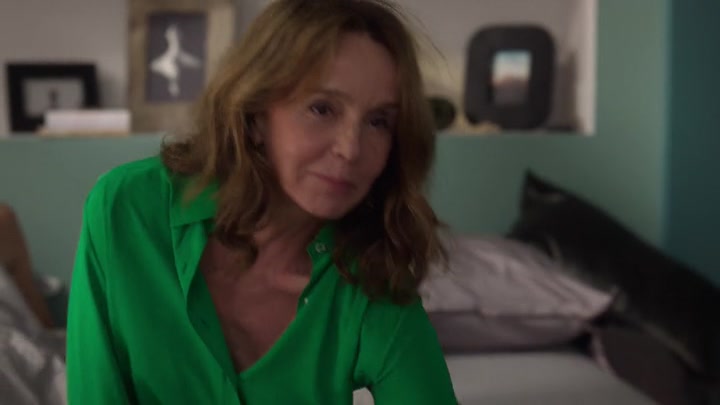 Emily_in_Paris_S02E10_WEBRip_x264-ION10_0638.jpg