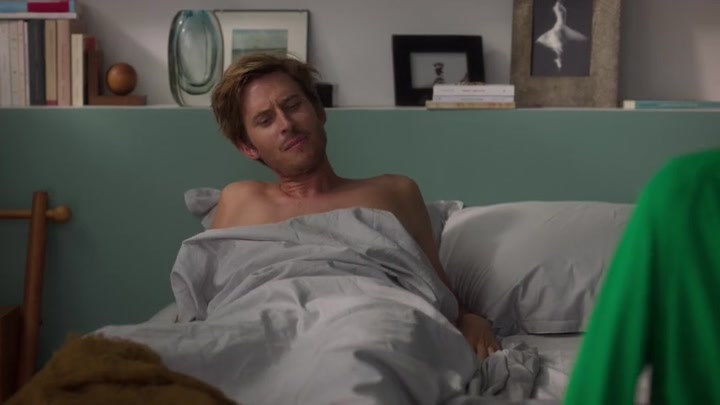 Emily_in_Paris_S02E10_WEBRip_x264-ION10_0639.jpg