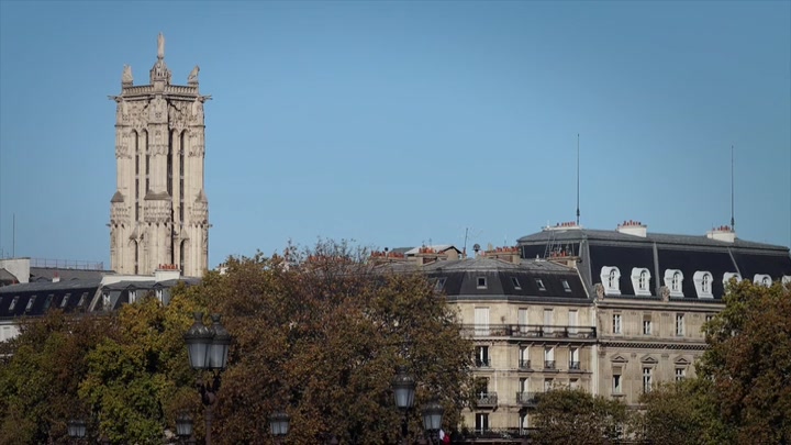 Emily_in_Paris_S02E10_WEBRip_x264-ION10_0680.jpg