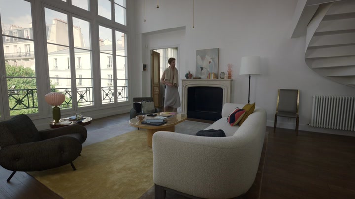 Emily_in_Paris_S02E10_WEBRip_x264-ION10_0684.jpg