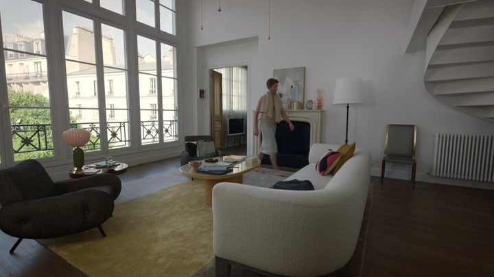 Emily_in_Paris_S02E10_WEBRip_x264-ION10_0685.jpg