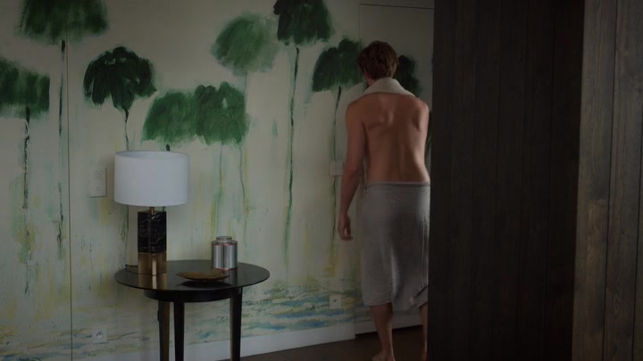Emily_in_Paris_S02E10_WEBRip_x264-ION10_0689.jpg