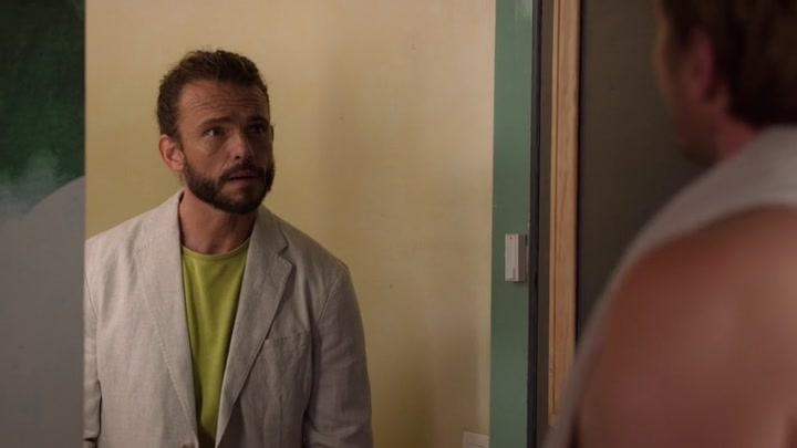 Emily_in_Paris_S02E10_WEBRip_x264-ION10_0692.jpg
