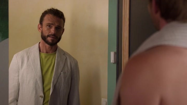 Emily_in_Paris_S02E10_WEBRip_x264-ION10_0697.jpg