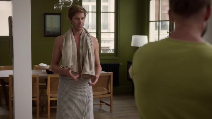 Emily_in_Paris_S02E10_WEBRip_x264-ION10_0712.jpg