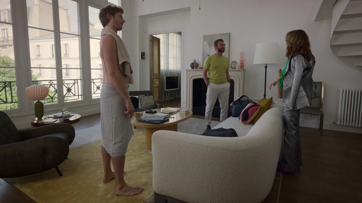 Emily_in_Paris_S02E10_WEBRip_x264-ION10_0724.jpg