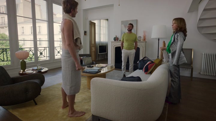 Emily_in_Paris_S02E10_WEBRip_x264-ION10_0729.jpg