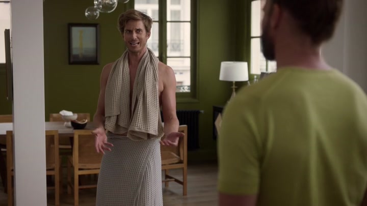 Emily_in_Paris_S02E10_WEBRip_x264-ION10_0744.jpg