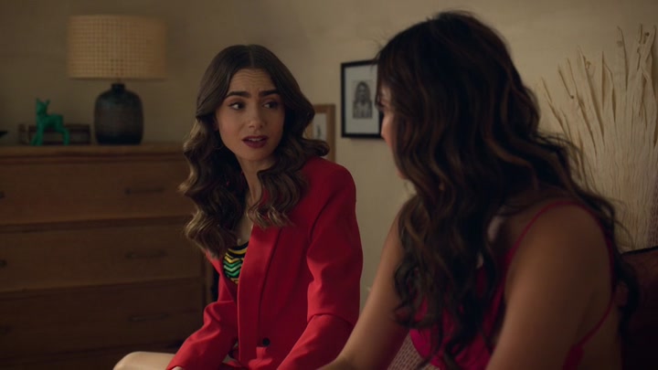 Emily_in_Paris_S02E10_WEBRip_x264-ION10_0815.jpg