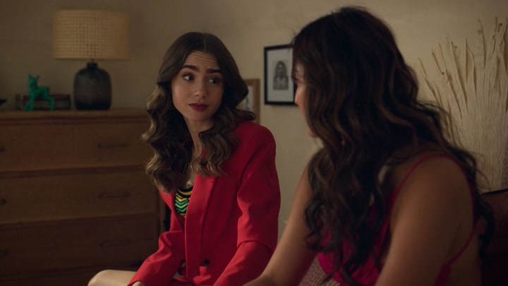 Emily_in_Paris_S02E10_WEBRip_x264-ION10_0817.jpg