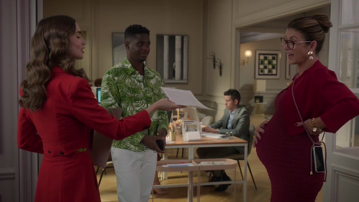 Emily_in_Paris_S02E10_WEBRip_x264-ION10_0842.jpg