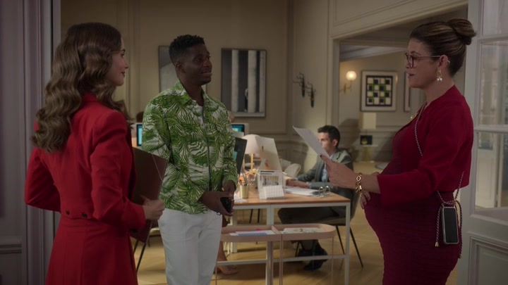 Emily_in_Paris_S02E10_WEBRip_x264-ION10_0845.jpg