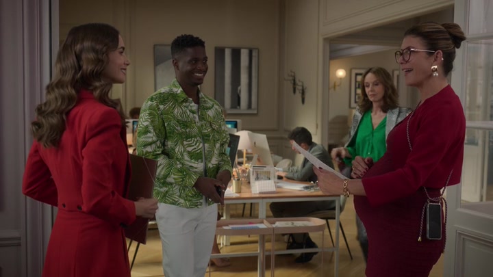 Emily_in_Paris_S02E10_WEBRip_x264-ION10_0857.jpg