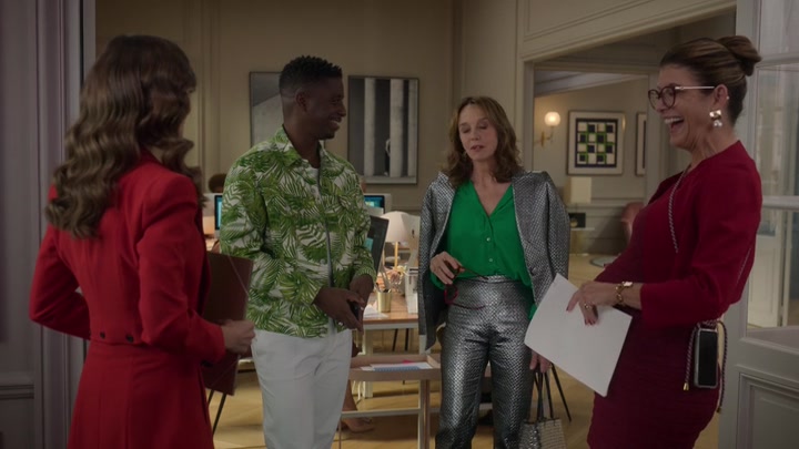 Emily_in_Paris_S02E10_WEBRip_x264-ION10_0862.jpg