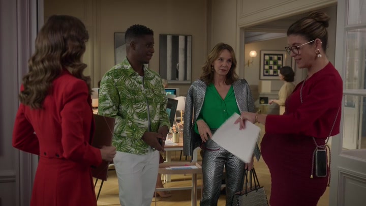 Emily_in_Paris_S02E10_WEBRip_x264-ION10_0866.jpg
