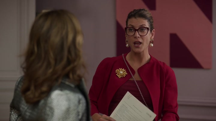 Emily_in_Paris_S02E10_WEBRip_x264-ION10_0874.jpg