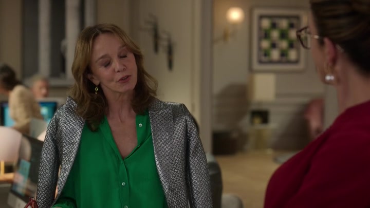 Emily_in_Paris_S02E10_WEBRip_x264-ION10_0880.jpg
