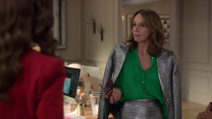 Emily_in_Paris_S02E10_WEBRip_x264-ION10_0883.jpg