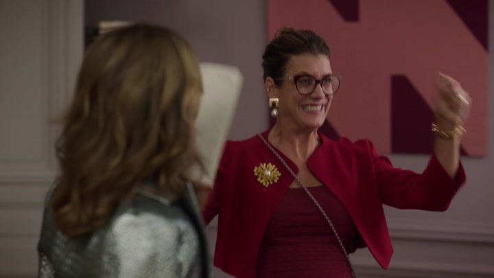 Emily_in_Paris_S02E10_WEBRip_x264-ION10_0891.jpg