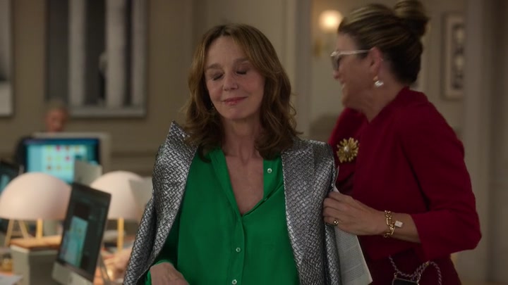 Emily_in_Paris_S02E10_WEBRip_x264-ION10_0899.jpg