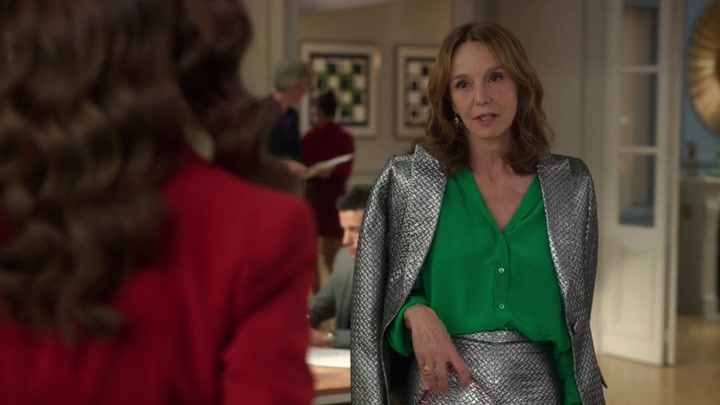 Emily_in_Paris_S02E10_WEBRip_x264-ION10_0905.jpg