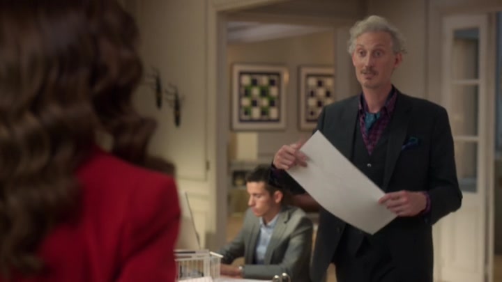Emily_in_Paris_S02E10_WEBRip_x264-ION10_0914.jpg