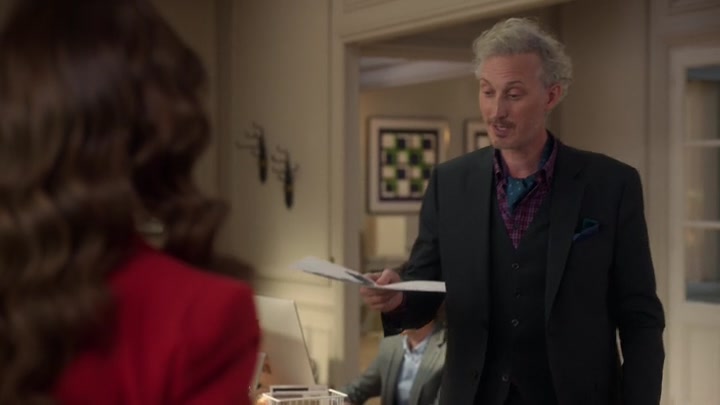 Emily_in_Paris_S02E10_WEBRip_x264-ION10_0915.jpg