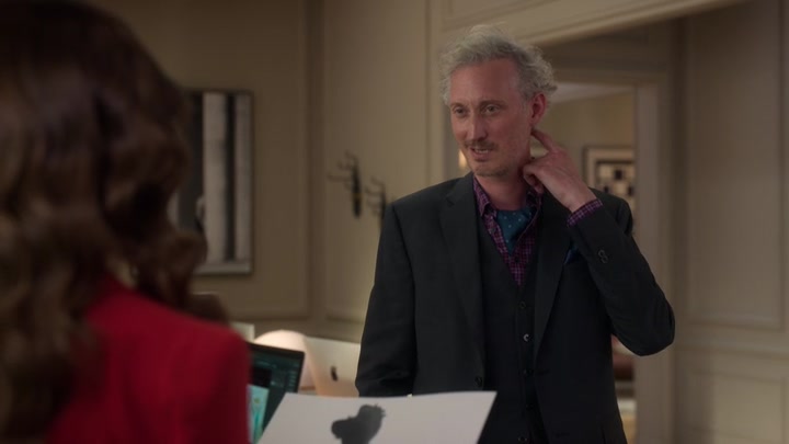 Emily_in_Paris_S02E10_WEBRip_x264-ION10_0925.jpg
