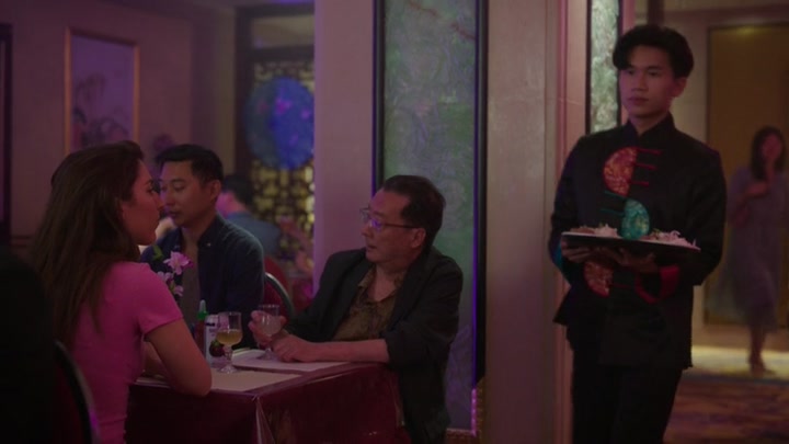 Emily_in_Paris_S02E10_WEBRip_x264-ION10_0959.jpg