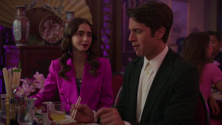 Emily_in_Paris_S02E10_WEBRip_x264-ION10_0965.jpg