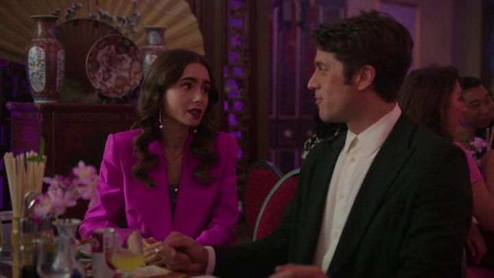 Emily_in_Paris_S02E10_WEBRip_x264-ION10_0978.jpg