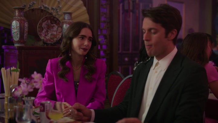 Emily_in_Paris_S02E10_WEBRip_x264-ION10_0988.jpg