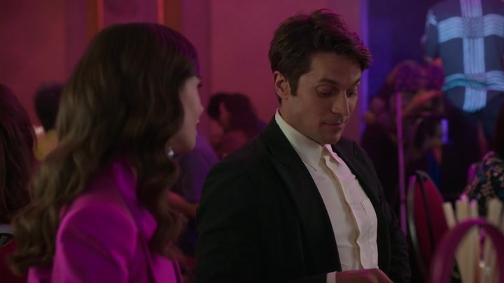 Emily_in_Paris_S02E10_WEBRip_x264-ION10_0990.jpg