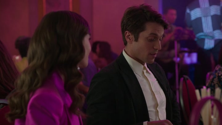 Emily_in_Paris_S02E10_WEBRip_x264-ION10_0992.jpg