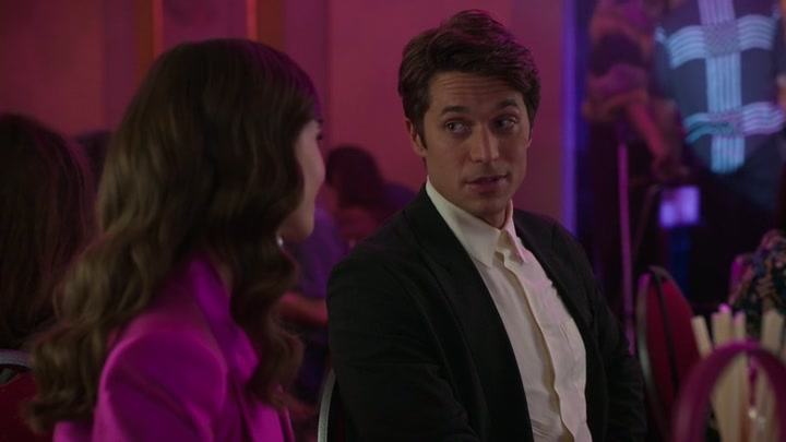 Emily_in_Paris_S02E10_WEBRip_x264-ION10_0994.jpg