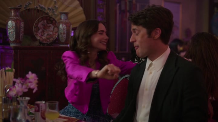 Emily_in_Paris_S02E10_WEBRip_x264-ION10_0996.jpg