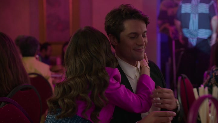 Emily_in_Paris_S02E10_WEBRip_x264-ION10_0997.jpg