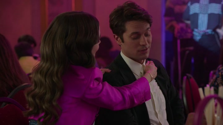 Emily_in_Paris_S02E10_WEBRip_x264-ION10_1002.jpg