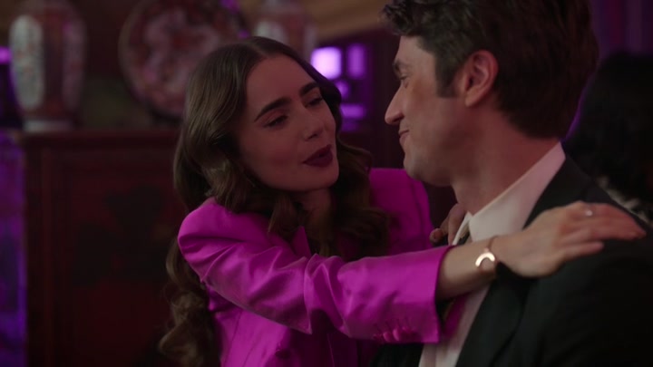 Emily_in_Paris_S02E10_WEBRip_x264-ION10_1004.jpg