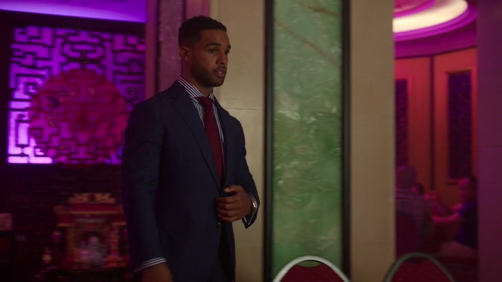 Emily_in_Paris_S02E10_WEBRip_x264-ION10_1007.jpg