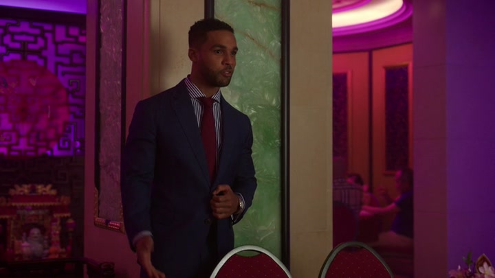 Emily_in_Paris_S02E10_WEBRip_x264-ION10_1013.jpg