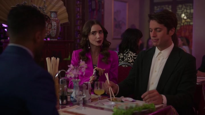 Emily_in_Paris_S02E10_WEBRip_x264-ION10_1019.jpg